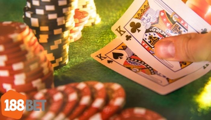 gười chơi cầm đôi K trong bàn Poker tại 188BET, sẵn sàng cho một ván cược căng thẳng
